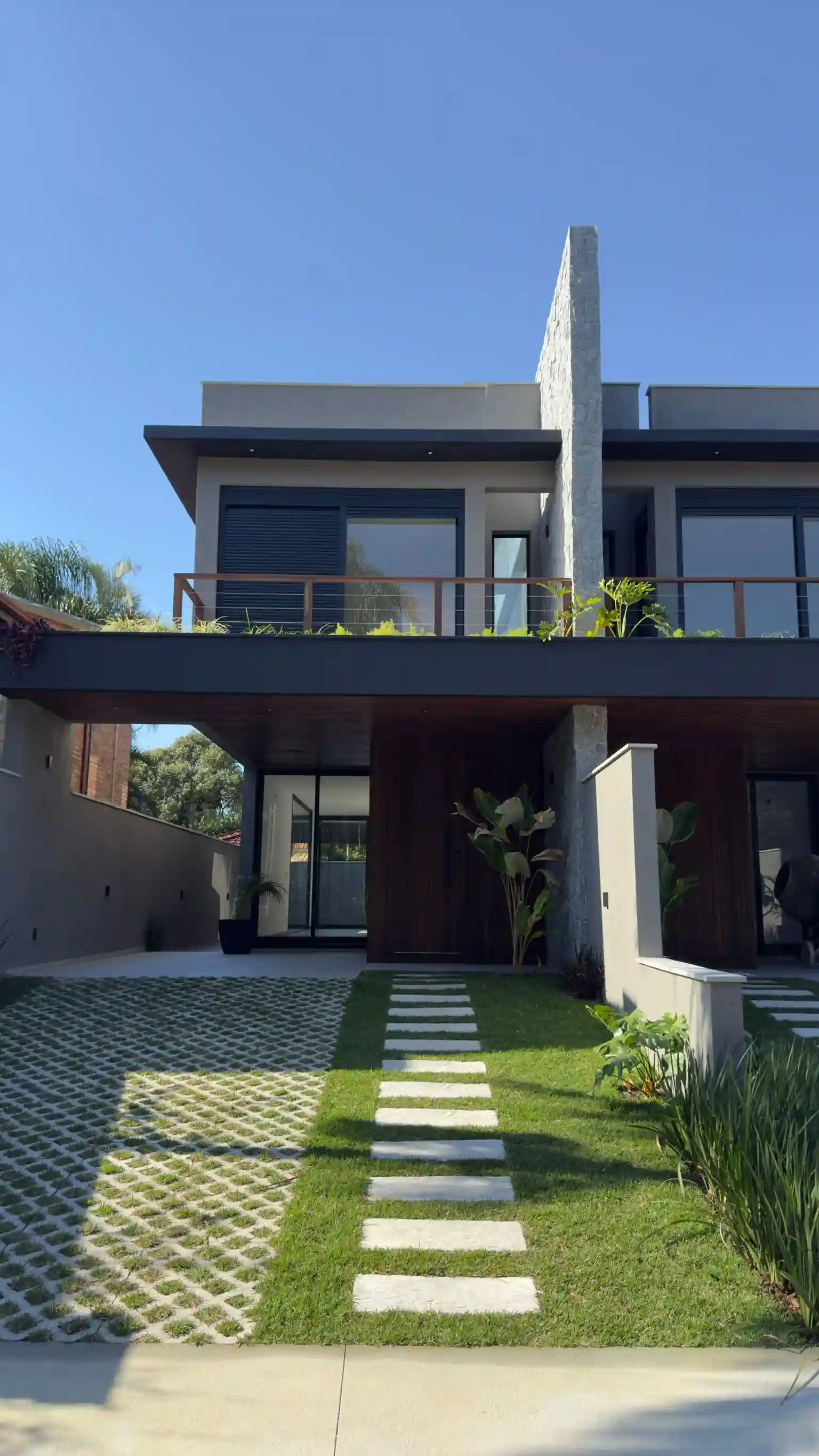 Casas Açores - fachada com varanda e caminho do jardim, Florianópolis