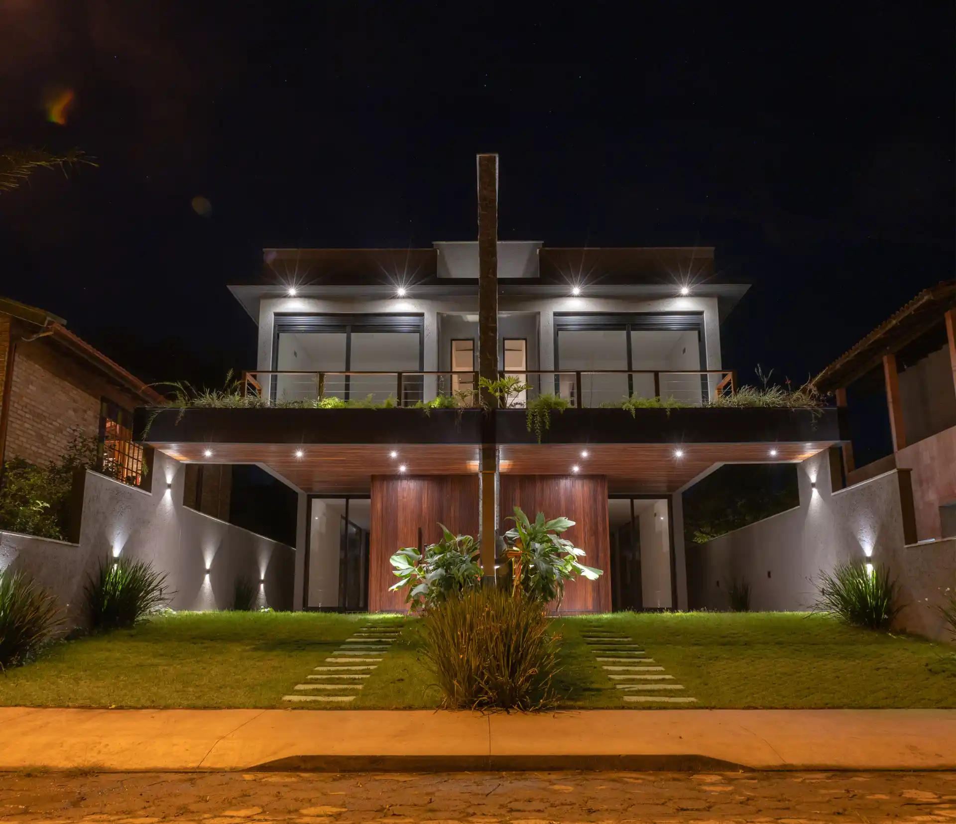 Casas Açores – vila iluminada ao entardecer em Florianópolis, Sul da Ilha