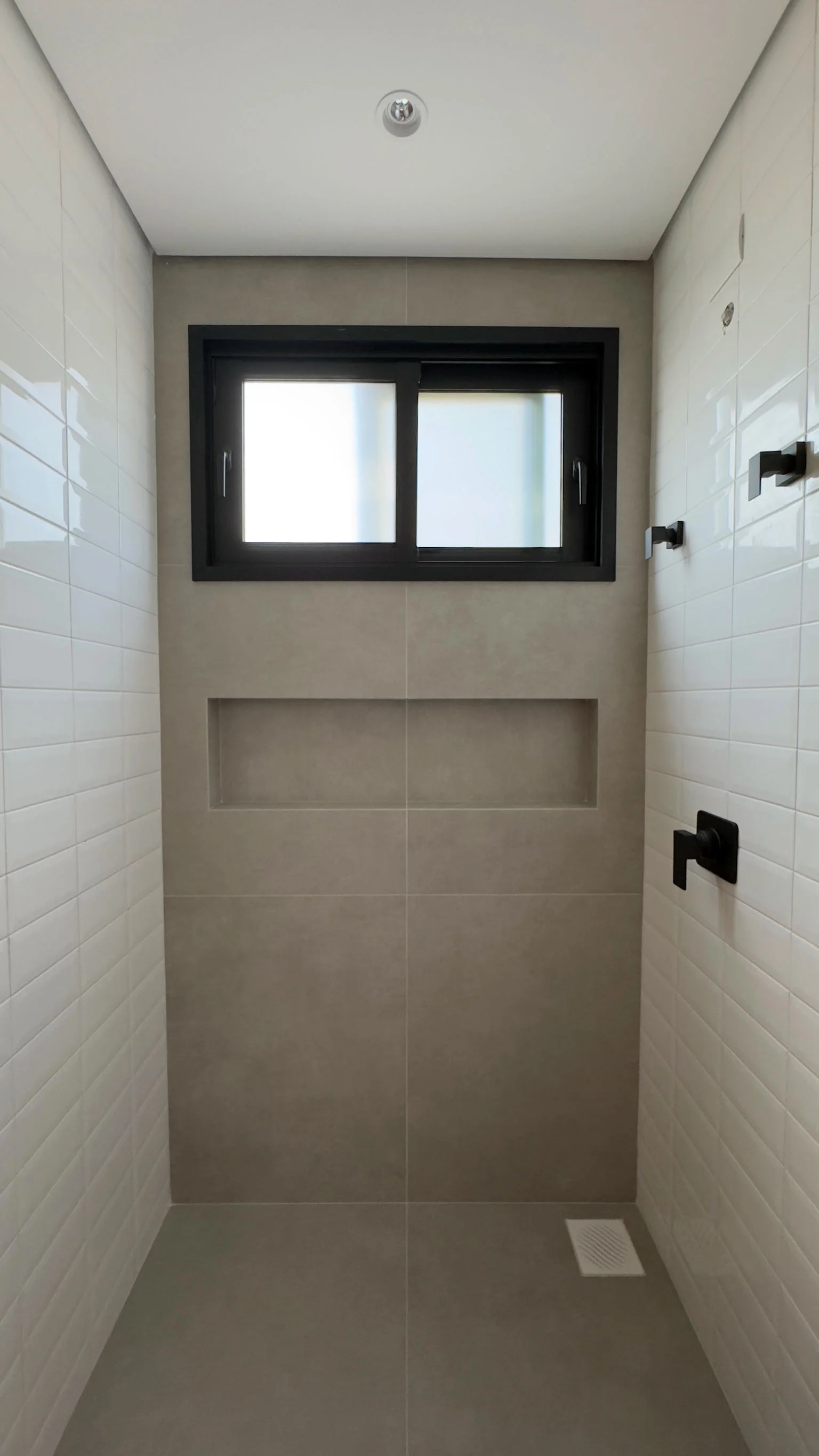 Duche walk-in com torneiras pretas de design