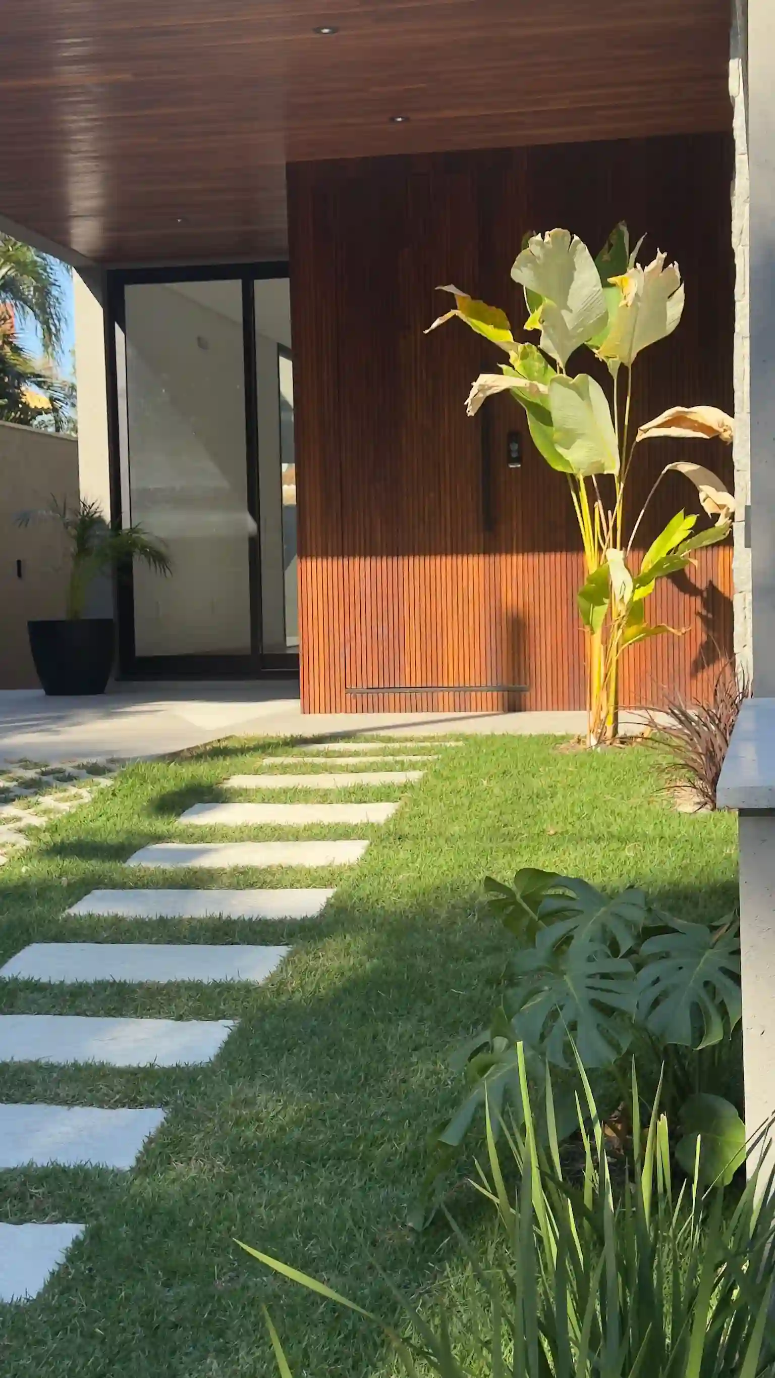 Garden stepping-stone path beside the timber entrance at Casas Açores