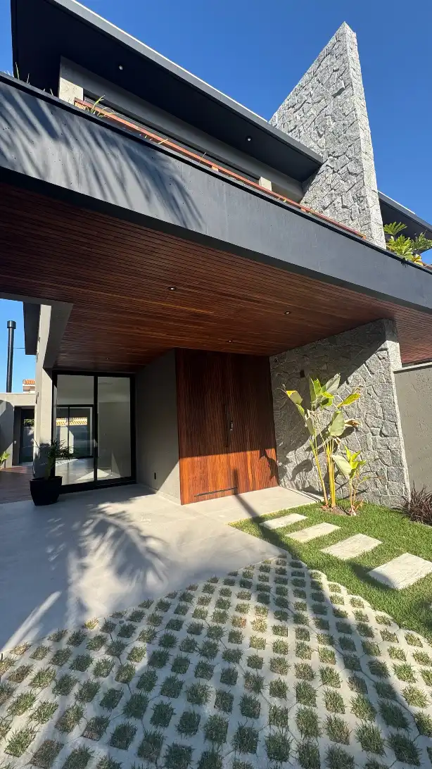 Entrada coberta com tecto em madeira sob a varanda saliente