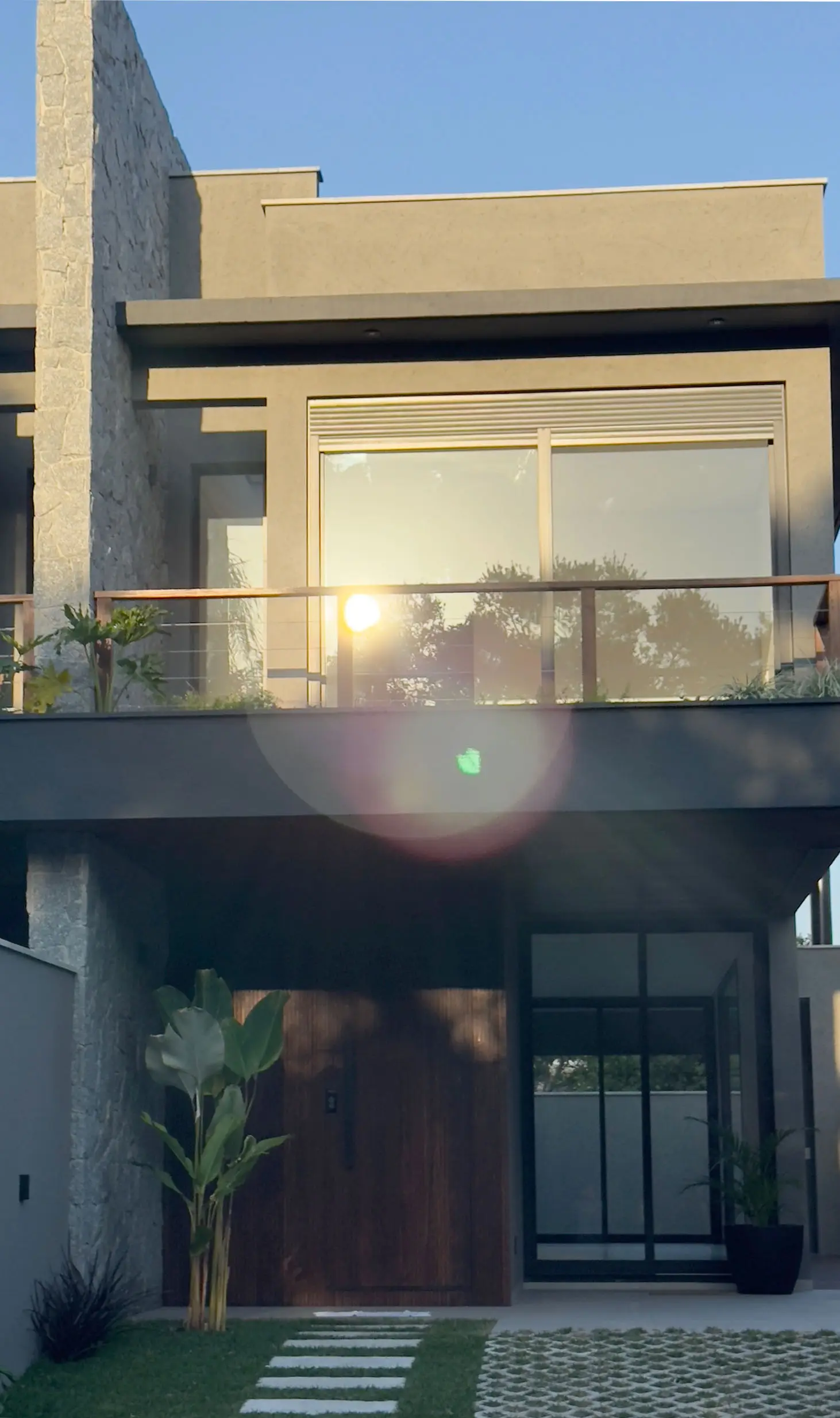 Fachada iluminada pela hora dourada do entardecer