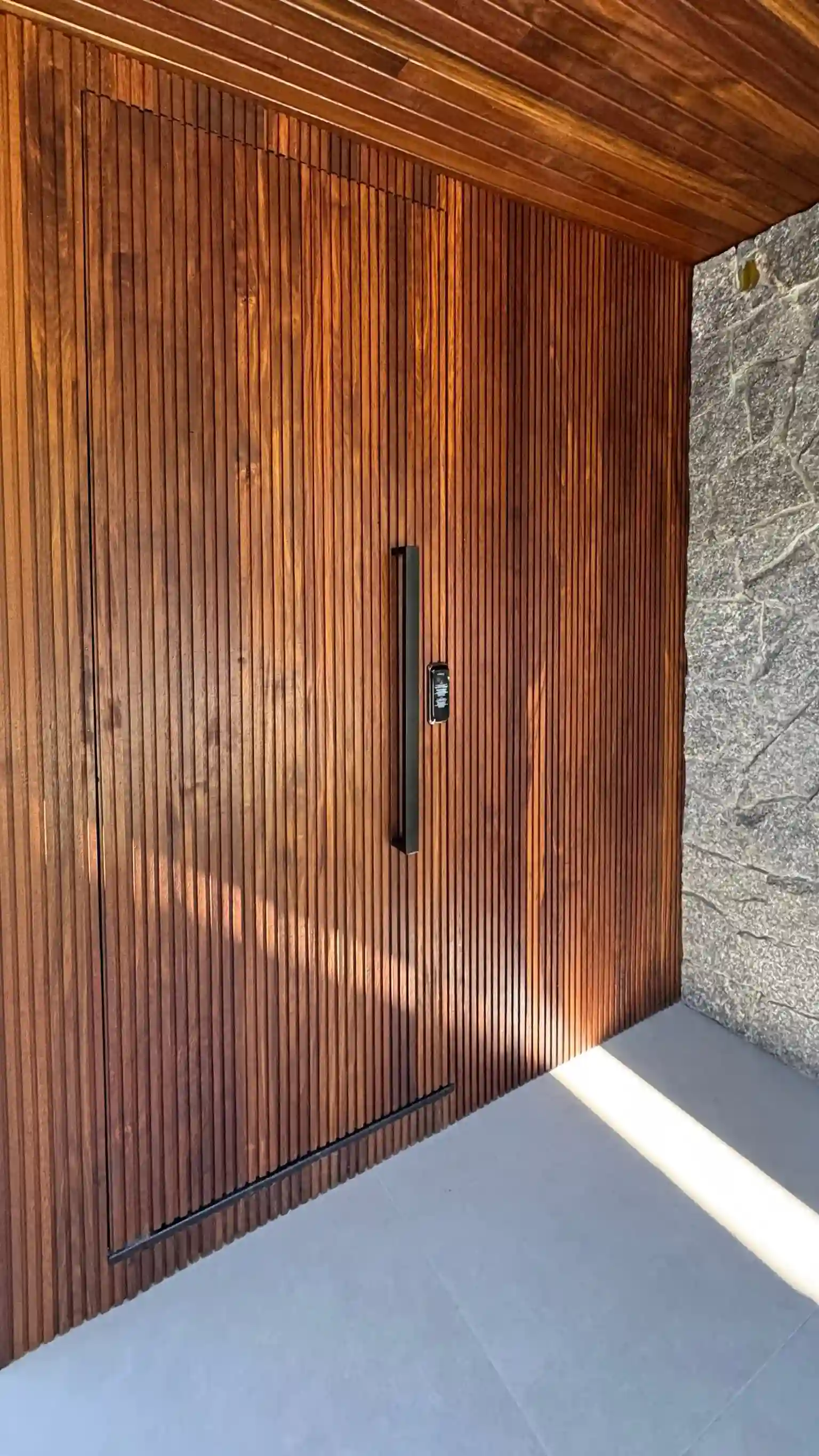 Porta de entrada giratória em madeira maciça
