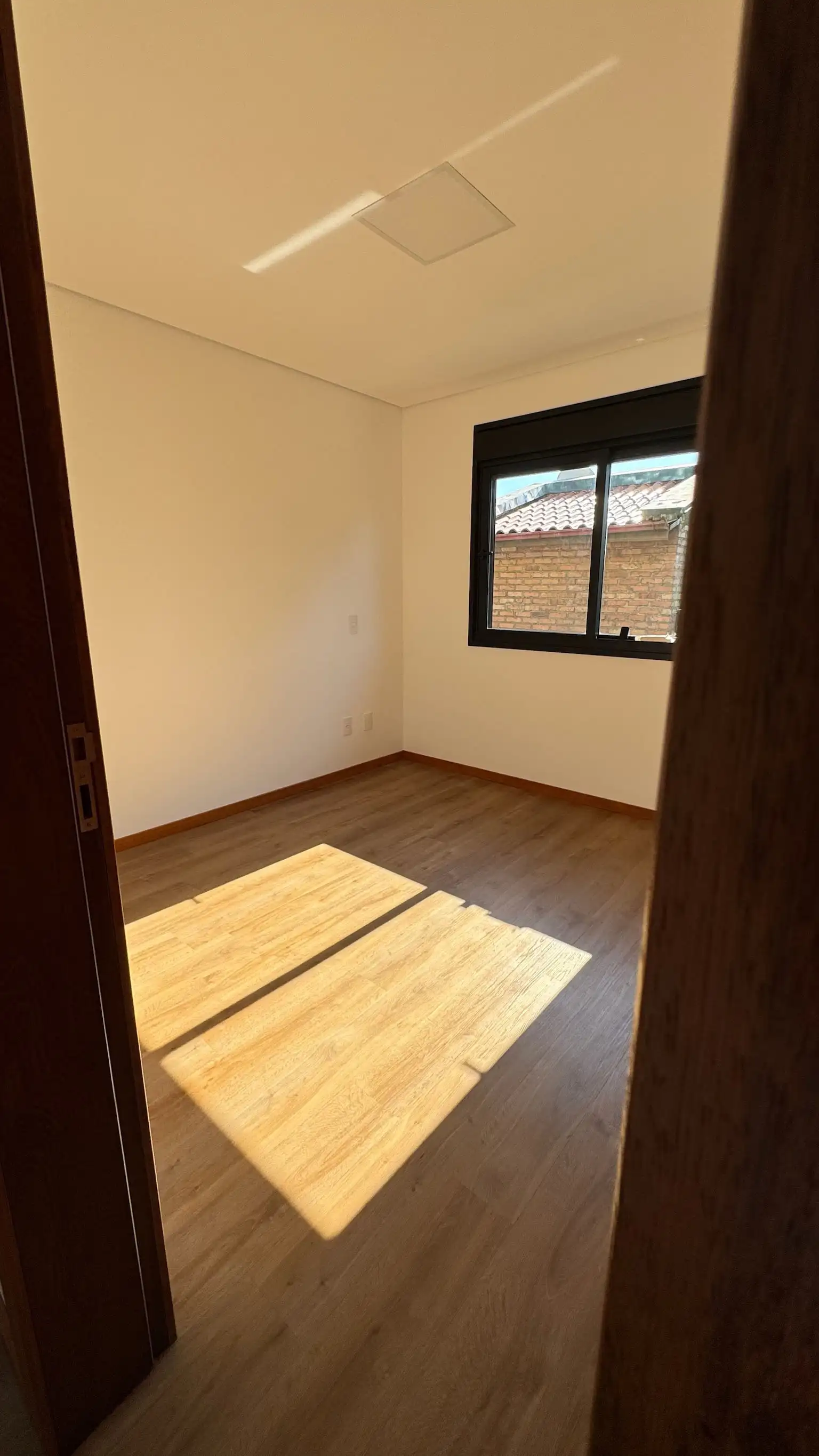 Quarto inundado de luz solar da tarde