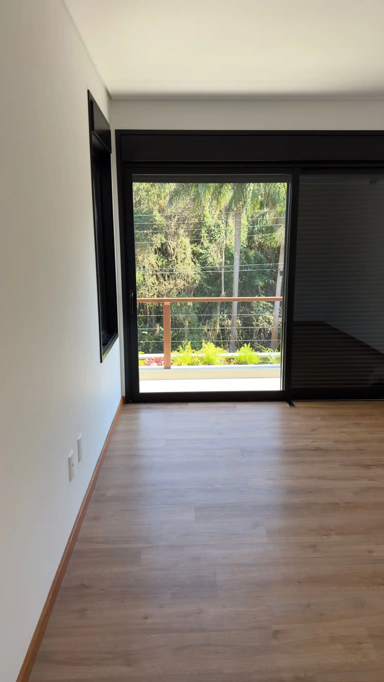 Quarto principal com acesso à varanda e vista panorâmica
