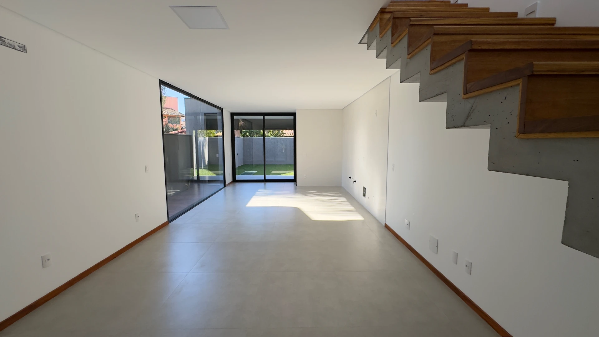 Sala de estar com escada em balanço e vista para o jardim - Casas Açores