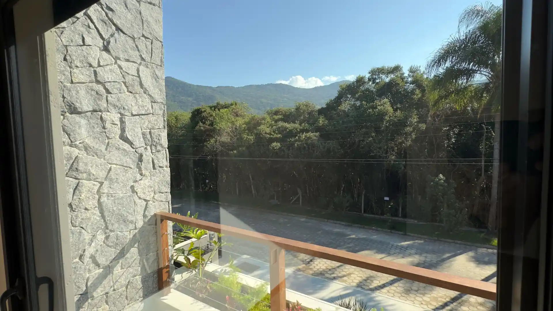 Vista a partir da suite master sobre a mata e os morros - Casas Açores